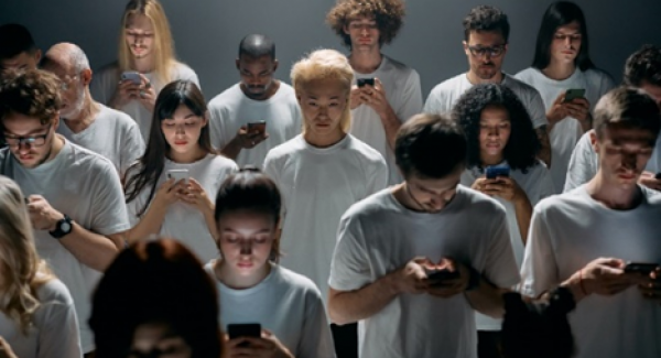 Étrange paradoxe : même en groupe, nous ne quittons pas les réseaux sociaux numériques de peur que nos « amis digitaux » s’amusent sans nous. Photo de cottonbro provenant de Pexels.